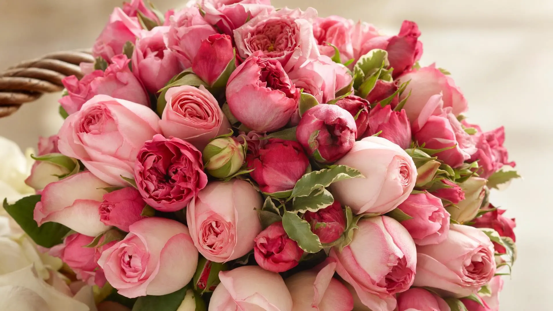 Фоновое изображение магазина цветов Vivi Bouquet в Астане